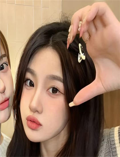 政治的《嗨！蓝朋友精彩搞笑片段》同类型作品对比惊艳四座的：风格差异与特色比较